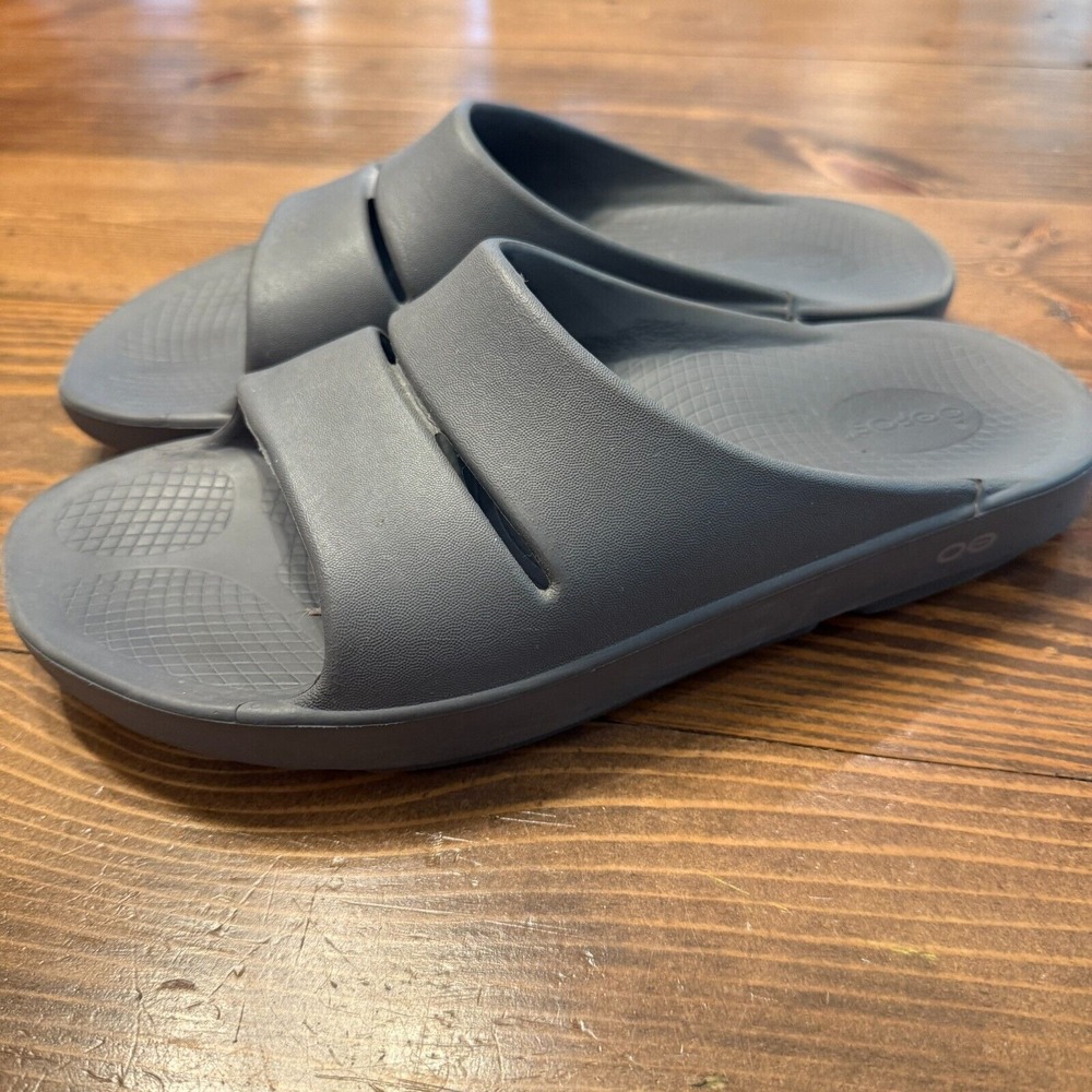 OOFOS Men’s Slide Sandals in Charcoal Gray